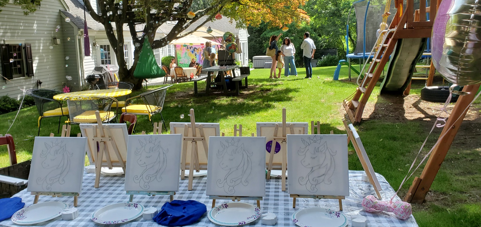 Mini canvas painting station